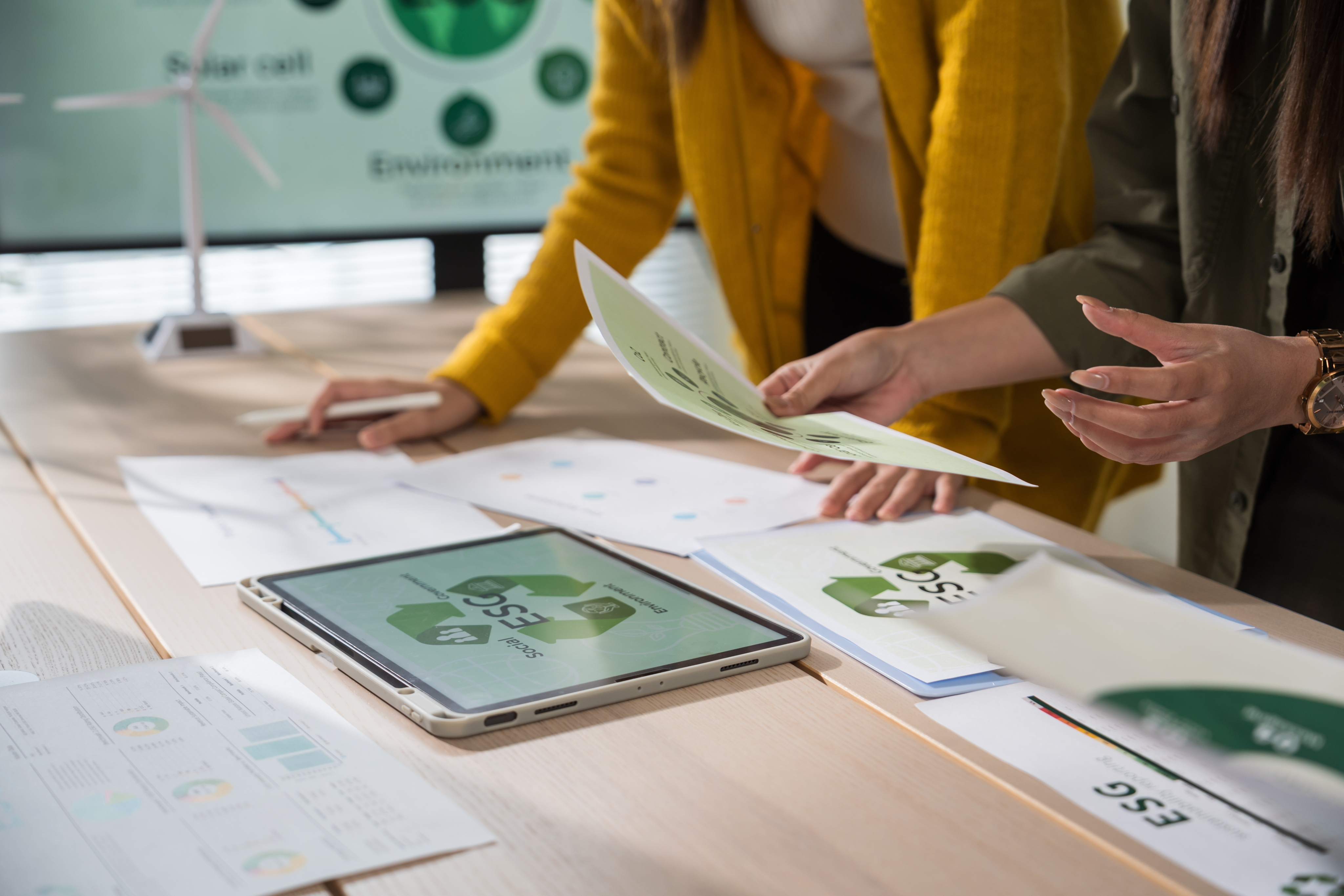 Equipe avaliando critérios ESG de fornecedores